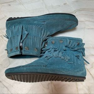 Minnetonka fringe moccasin boots teal turquoise 9.5